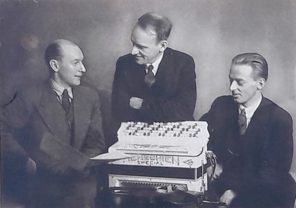 Henschiens Trio turnerte Norge på kryss og tvers. Foruten Harald Henschien selv besto trioen av Gunnar Søberg (piano) og Trygve Johannessen (fiolin)