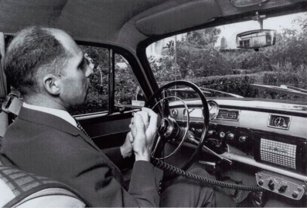 Telegrafverkets overingeniør John Ragnar Veastad - også kalt mobiltelefonens far i Norge - tester den såkalte OLT-dekningen i Oslo i 1966