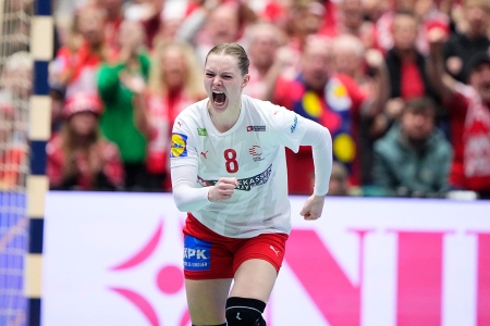 Anne Mette Hansen jubler etter dansk mål mot Montenegro i håndball-VM.