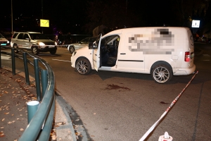 Det var tydelige blodspor på asfalten der mannen i 30-årene ramlet ut av bilen. 