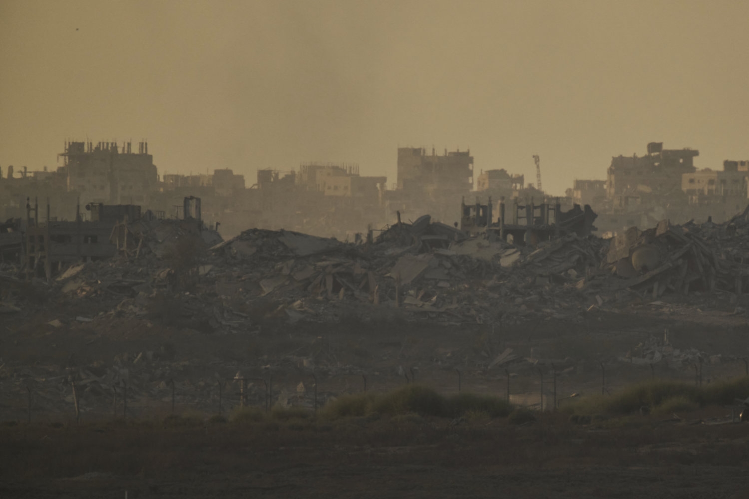 Bildet viser flere bygninger som ble ødelagt under israelske flyangrep på Gaza-stripen mandag.