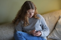 En lege mener skjermbruk er delaktig i et nytt folkehelseproblem og etterlyser tydeligere tiltak fra myndighetene.