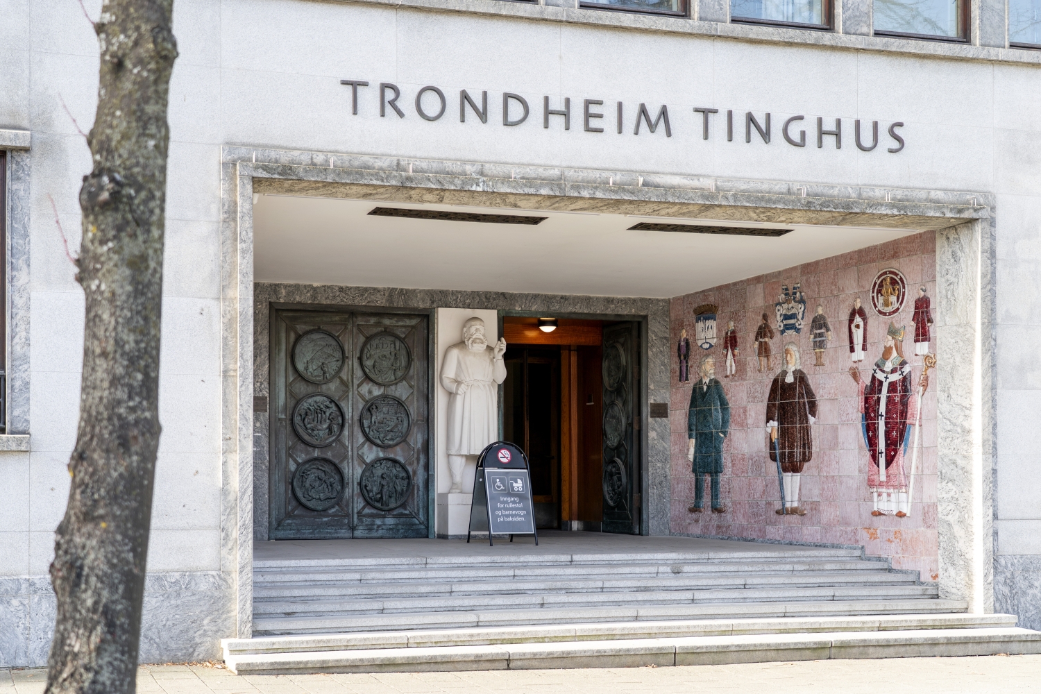 Den eldste tiltalte dømmes til tre år og tre måneders fengsel, den yngste til to år. 