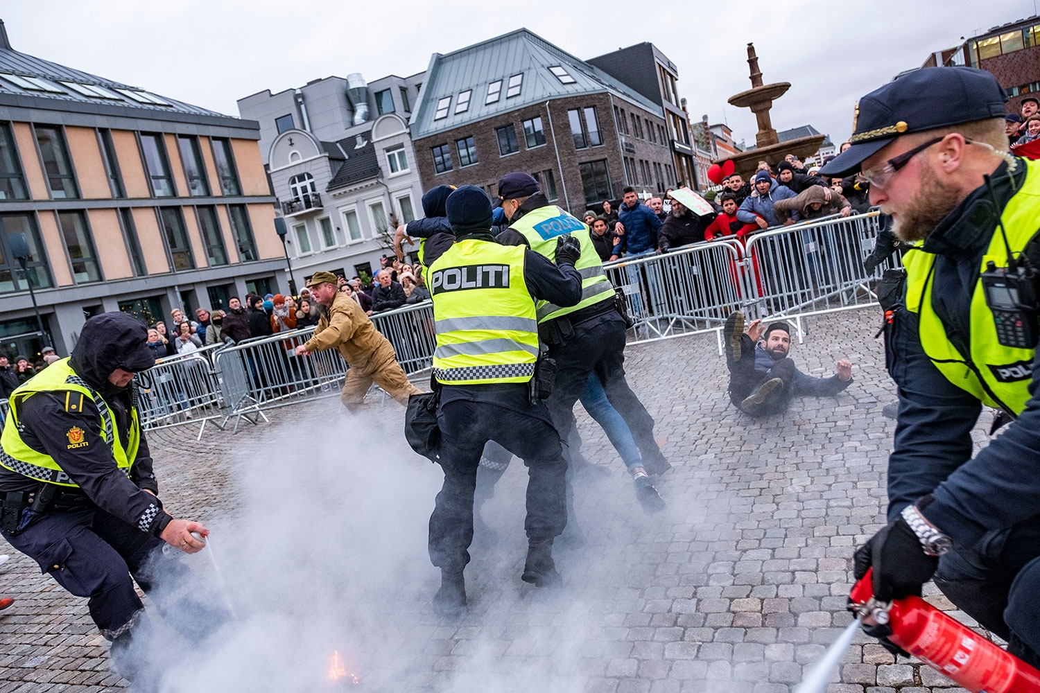 Det ble bråk da SIAN-leder Lars Thorsen satte fyr på Koranen i Kristiansand lørdag. 