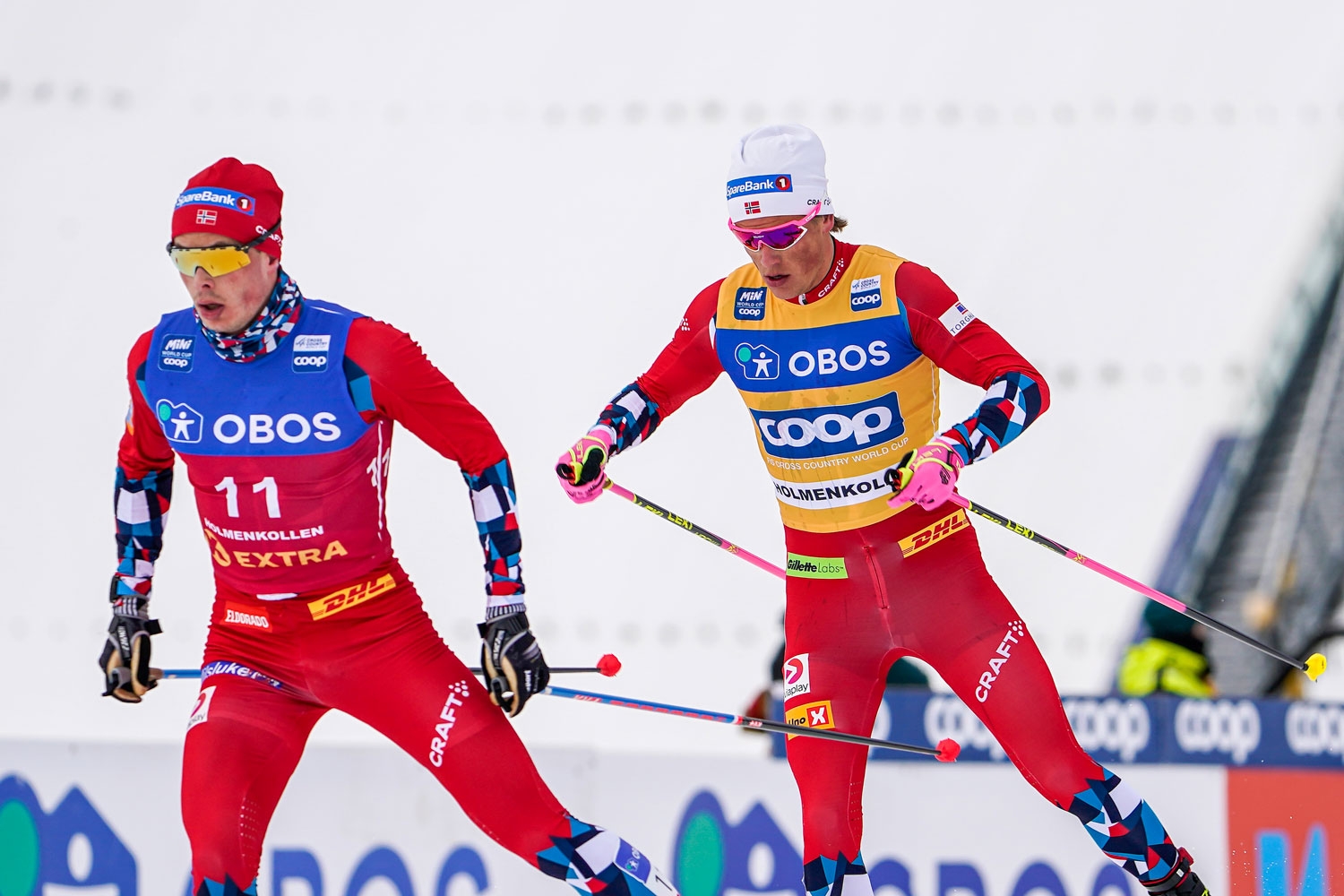 Harald Østberg Amundsen (til venstre) og Johannes Høsflot Klæbo under 50-kilometeren i Holmenkollen sist år. Nå handler det om årets kule og fortsatt med Klæbo jagende bak. 
