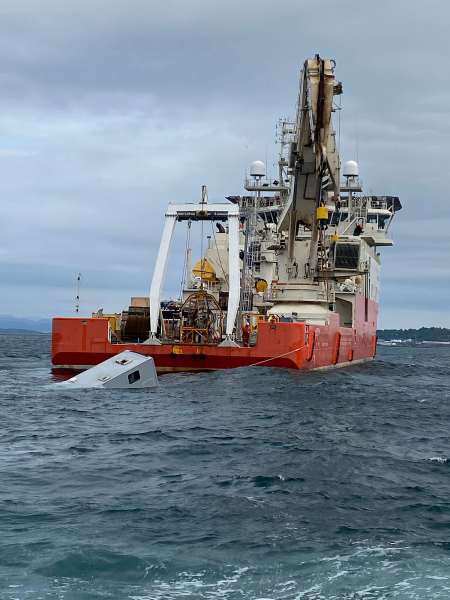 Et lasteskip sleper bobilen som havnet i vannet ved Randaberg.