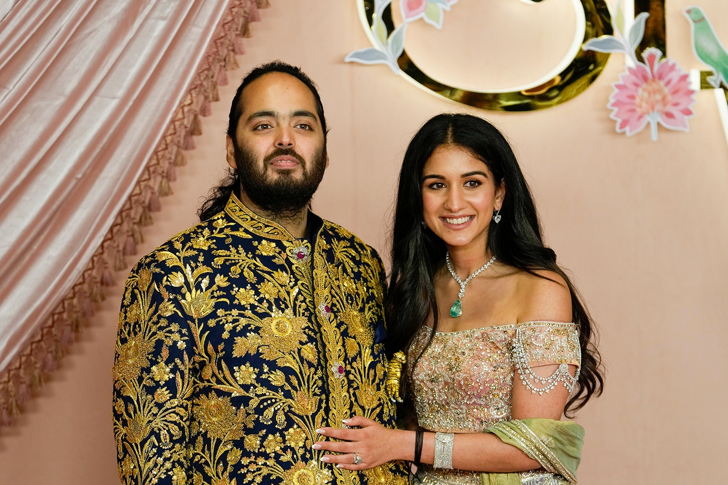 Anant Ambani, sønnen til Asias rikeste mann, sammen med sin kommende brud Radhika Merchant, poserer på en av festene i forkant av helgens ekstravagante bryllupsfest. 