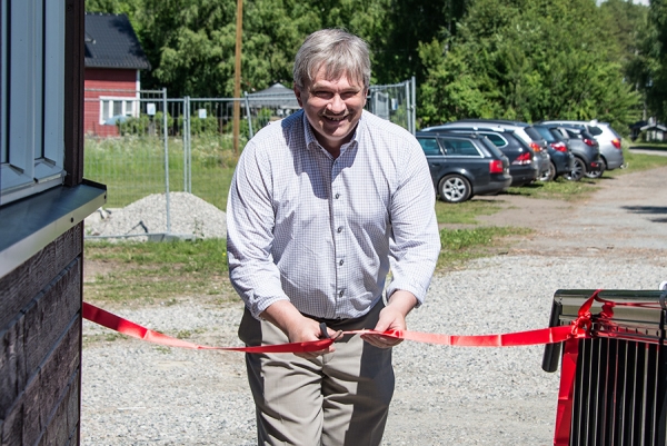 Ordfører i Ringerike, Kjell B Hansen, klipper snora etter noen velvalgte ord