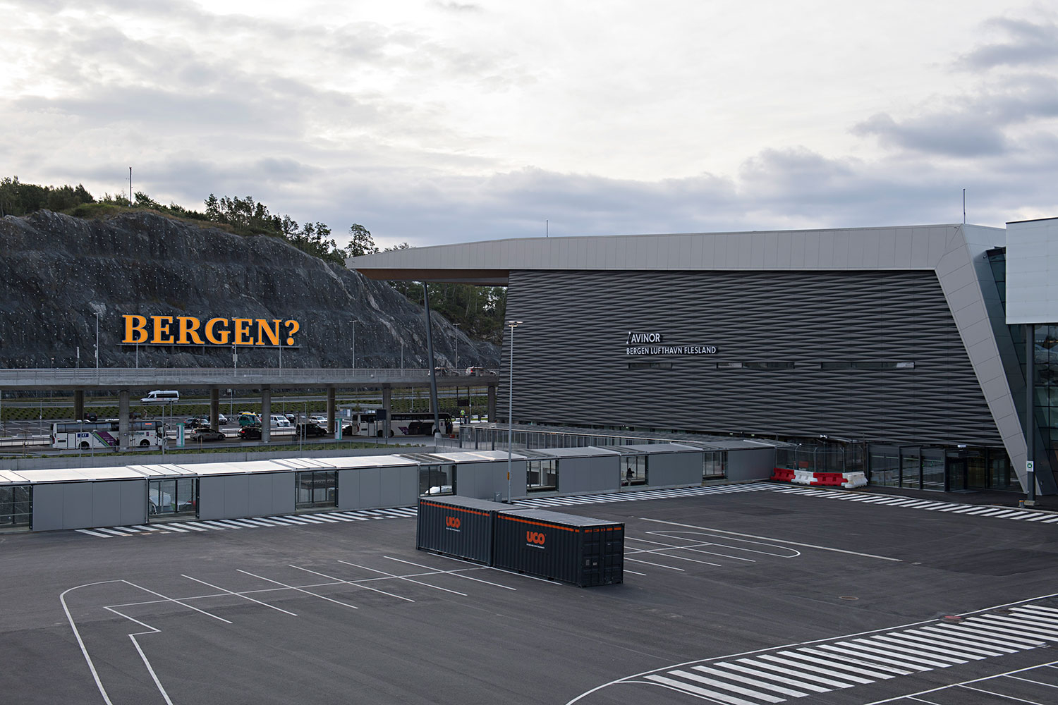 Bergen lufthavn Flesland ble stengt onsdag morgen. Her ser vi den nye terminalen. 