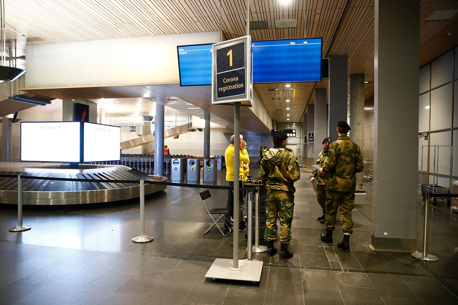 Alle utenlandske statsborgere som ankommer Oslo lufthavn, blir nå bedt om å snu.