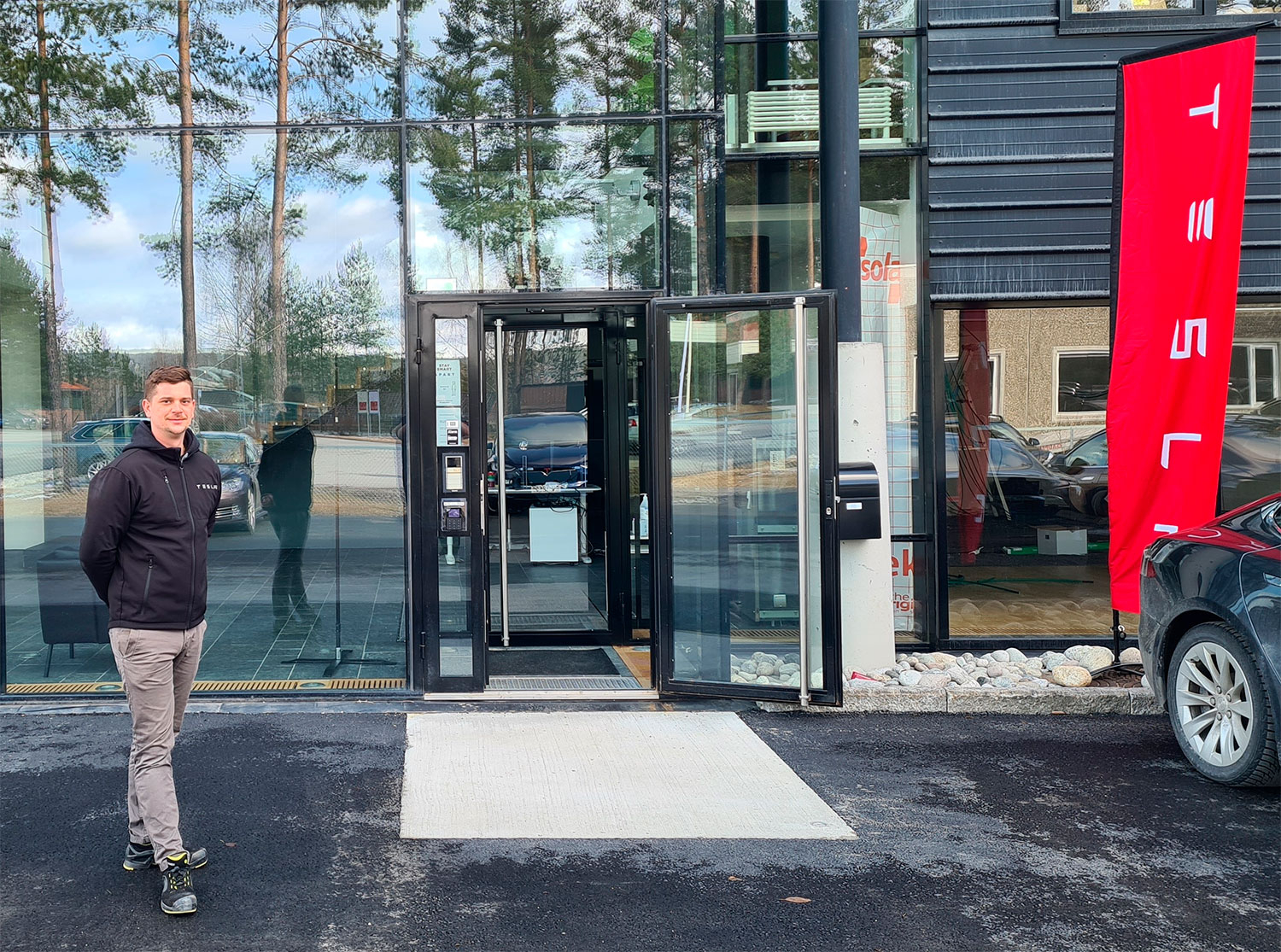 Máté Huszág er Service Manager på Teslas nye lokasjon i Hønefoss