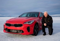 Kia Stinger testes nå på Kias senter i Arjeplog i nord-Sverige. Her med Albert Biermann.