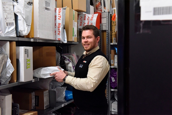 Butikksjef Arnt Christoffer Weberg Schjong hos Spar, Post i Butikk på Sundvollen, oppfordrer folk til å hente pakkene, så det ikke hopper seg opp i hyllene. 