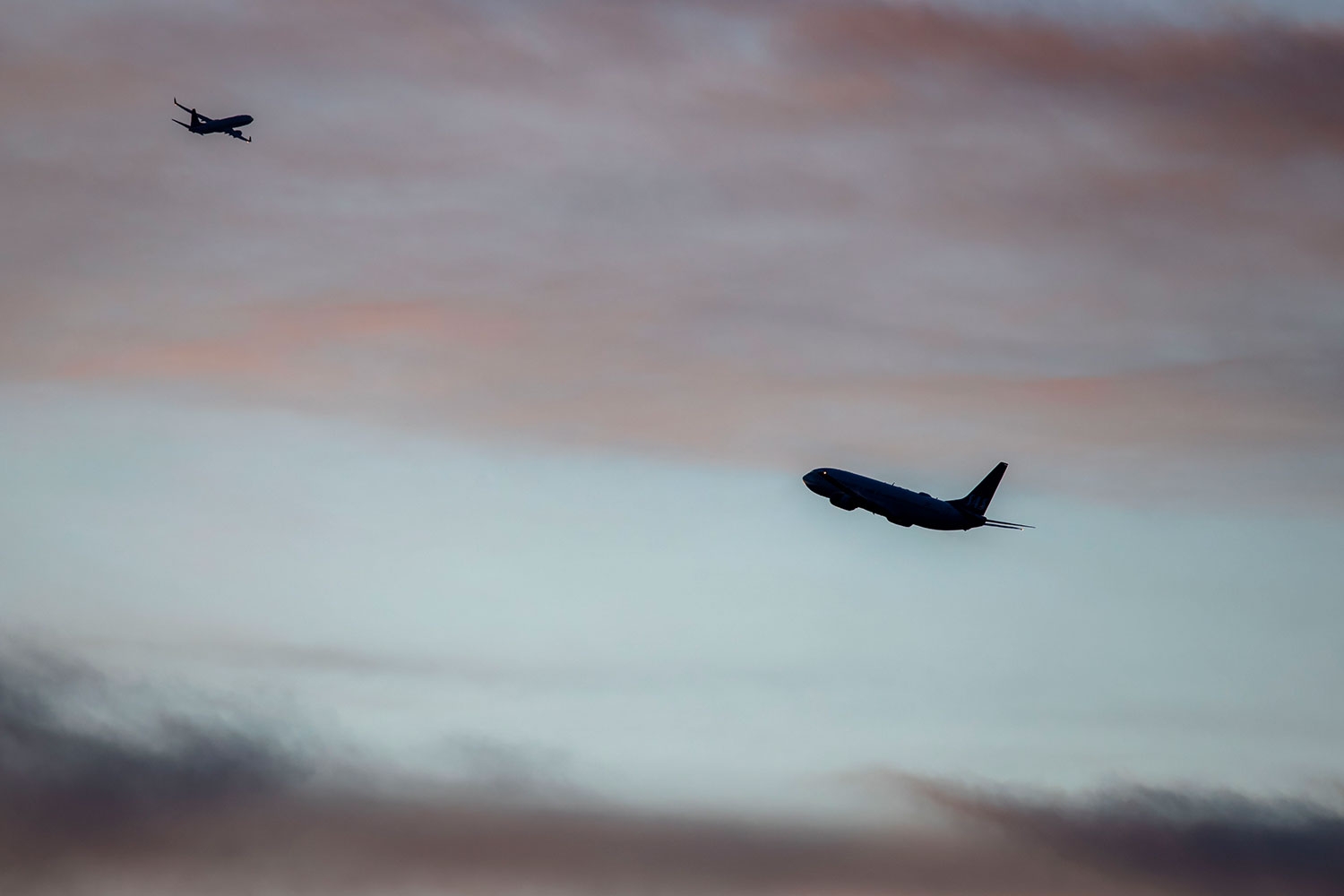 Forsikringsselskapet Tryg advarer mot utenlandsreiser, men dekker fortsatt behandling om du blir smittet på reise.