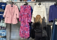 Usolgte klær skal ikke lenger kunne kastes, ifølge et nytt regelverk fra EU. Her fra en butikk i USA. 