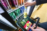 Sammenlignet med 2019 sier dobbelt så mange 10.-klassinger i 2024 at foreldrene har sendt med dem alkohol på fest.