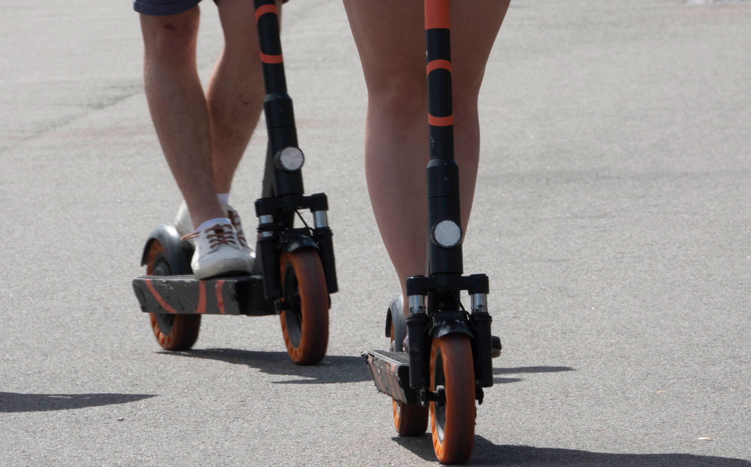 En ny undersøkelse viser at åtte av ti støtter innføringen av en nedre aldersgrense for bruk av elsparkesykkel. 
