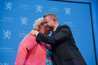 Statsminister Erna Solberg (H) og helseminister Bent Høie (H) gir hverandre en klem under pressekonferansen der det ble klart at Norge gjenåpnes etter halvannet år med koronarestriksjoner. 