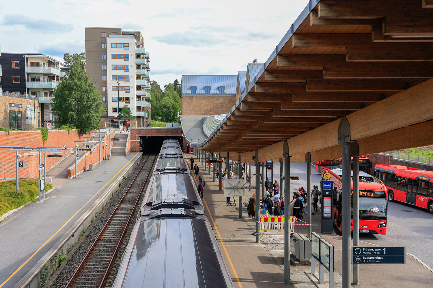 Mortensrud stasjon for T-bane og buss. 