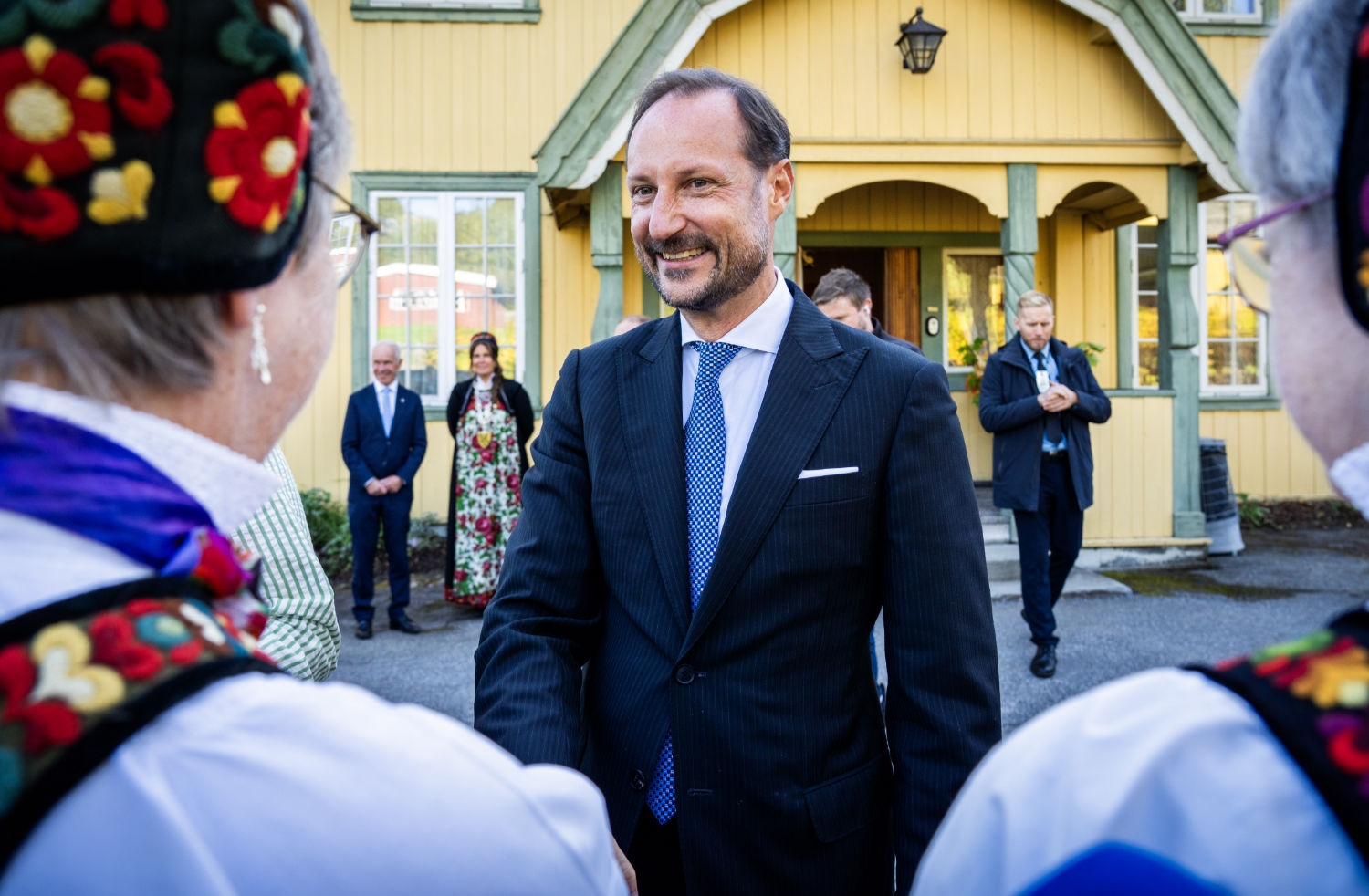 Kronprins Haakon er i USA for å markere 200-årsjubileet for utvandringen. Her vil han treffe norskamerikanere i byen Decorah i Iowa, i Minnesota med tvillingbyene Minneapolis og St. Paul og etter hvert New York. Bildet viser kronprins Haakon under et besøk på Gol Husflidslag på fylkesturen i Hallingdal.