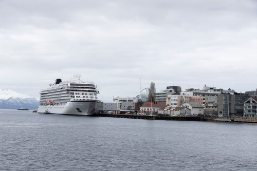 Cruiseskipet Viking Sky ligger i Molde havn. 