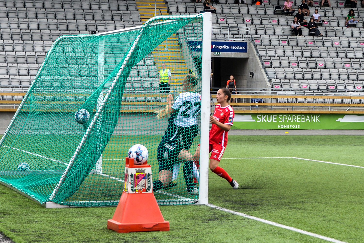 Emilie Finnevolden (27) krangler ballen inn til 1-0.