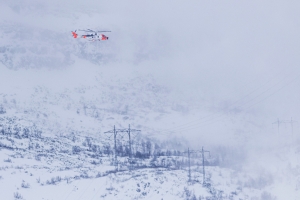 Redningsmannskaper forbereder transport av skadet isklatrer ved Gaustatoppfossene