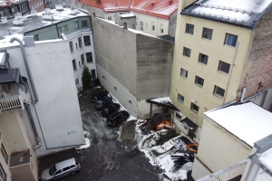 Braathen Eiendom AS eier det gule bygget til høyre. Bjerke eier det hvite bygget til venstre i bakgrunnen.