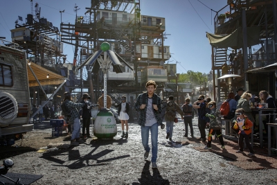 Scene fra "Ready Player One" som viser den virkelige verden som et grått og trist sted. Derfor flykter de fleste til den virtuelle verdenen - og spillet "The Oasis".