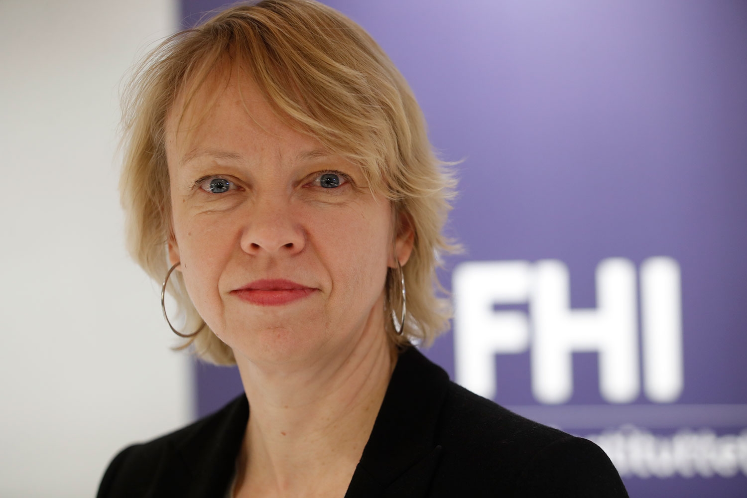 Folkehelseinstituttet (FHI) har fått bekreftet at tre nye personer har testet positivt på koronavirus. Ingen av dem er alvorlig syke. På bildet overlege Siri Helene Hauge ved Folkehelseinstituttet.