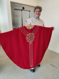 Sokneprest Stine Kiil Saga viste stolt fram nyanskaffelsen, som nå fullfører rekken av de fire liturgiske fargene.