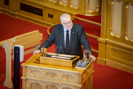 Bård Hoksrud (Frp) på talerstolen i Stortinget.