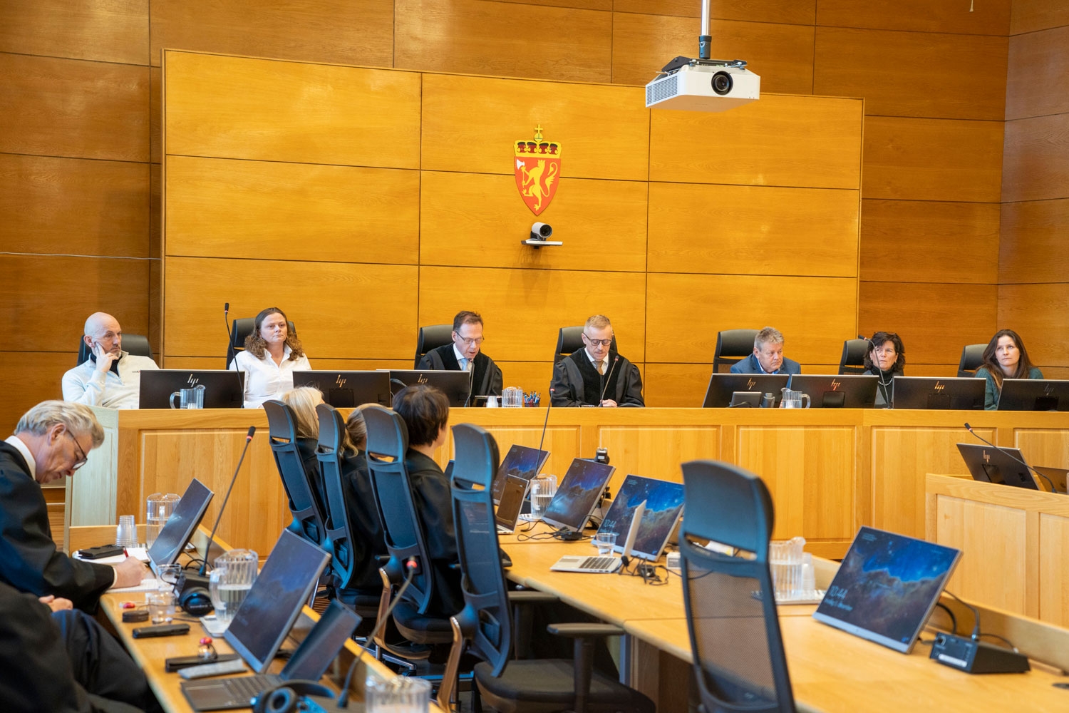 Rettens medlemmer med lagdommer Arild Oma og rettens administrator Jarle Golten Smørdal leser opp dommen som frikjenner Johny Vassbakk etter drapet på Birgitte Tengs i 1995. 