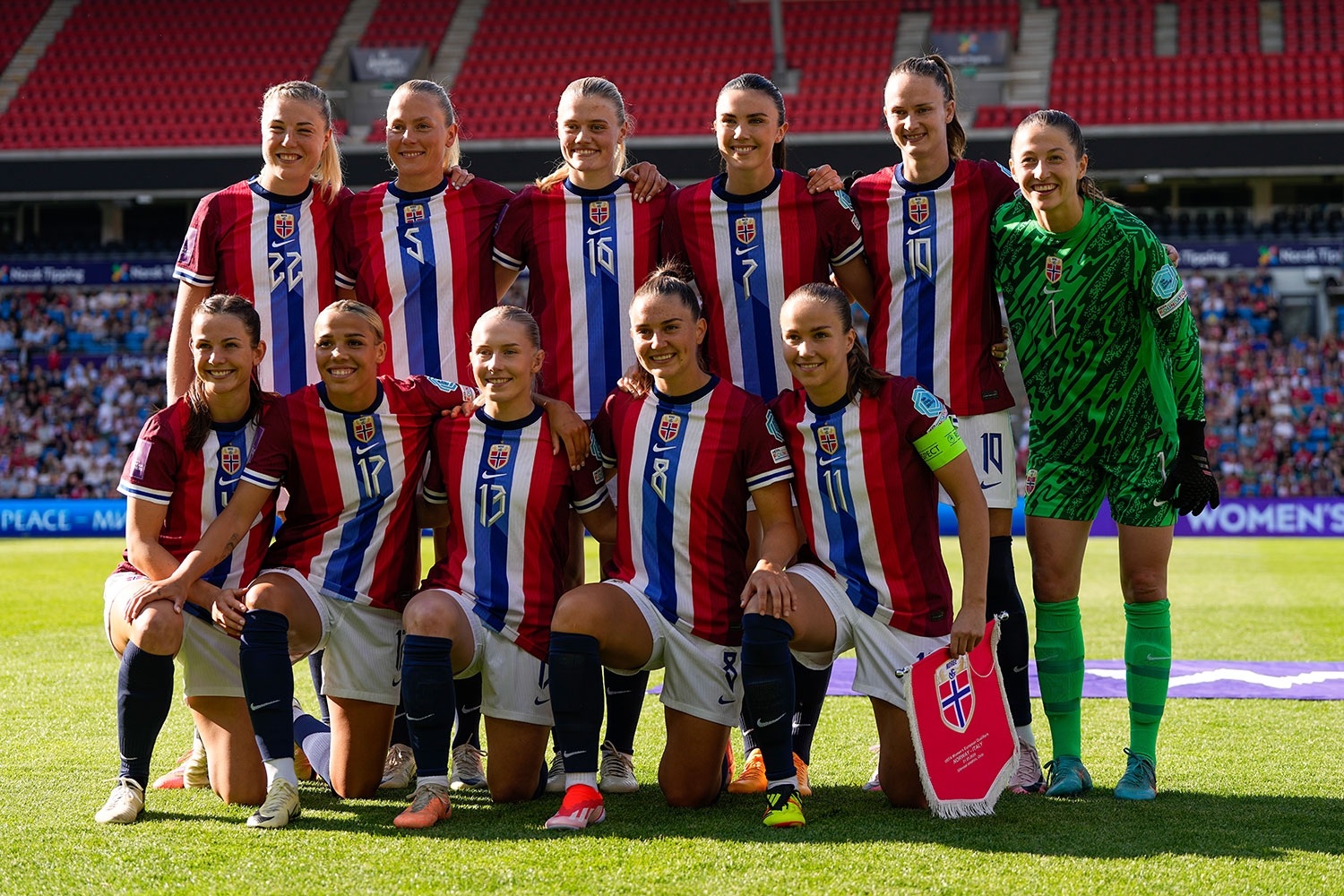 Det norske kvinnelandslaget før EM-kvalifiseringskampen hjemme mot Italia nylig. 