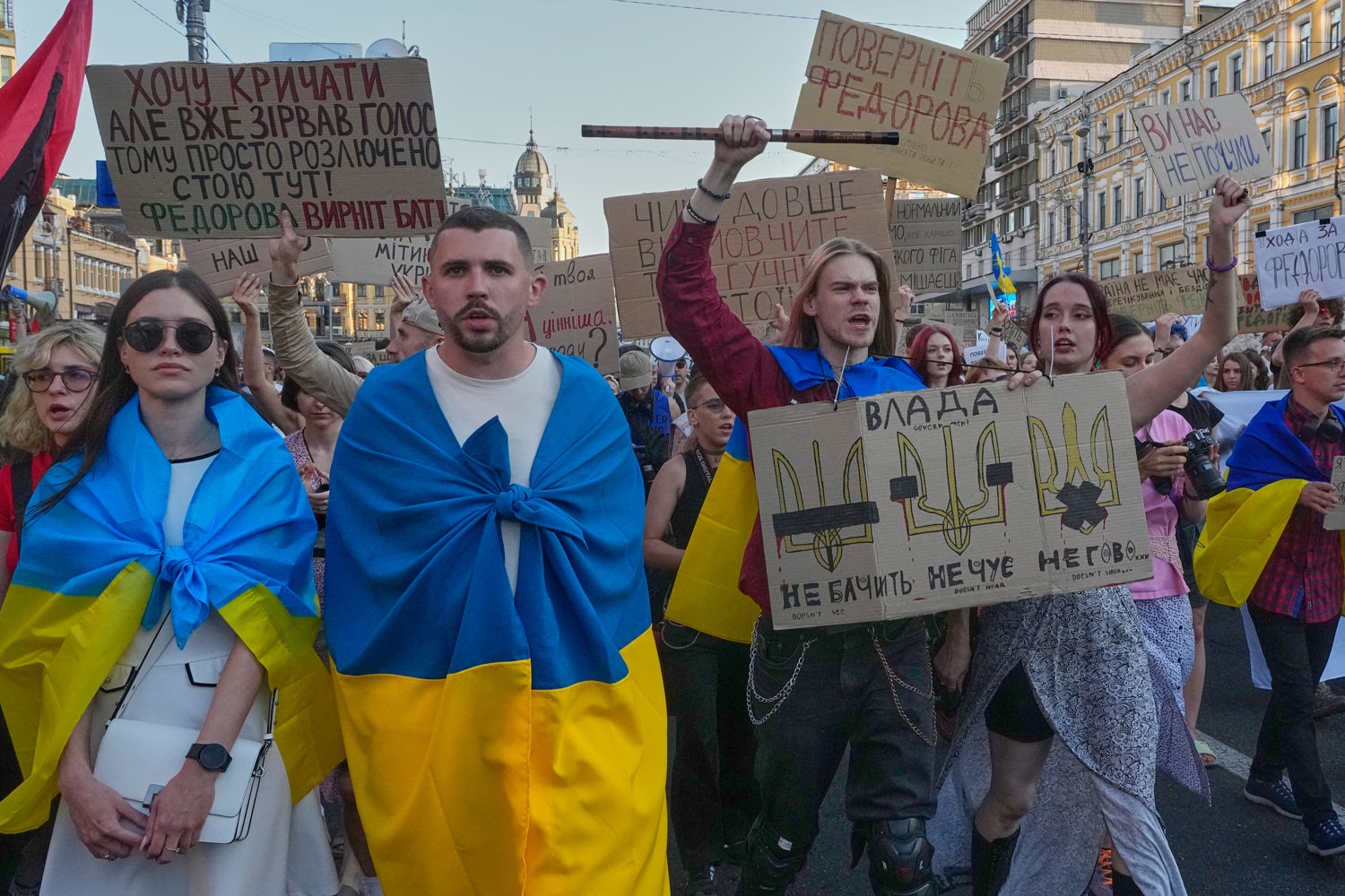 Tusenvis demonstrerte i Kyiv for å få tilbake sparket forsvarsminister