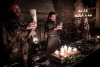 Norske Kristofer Hivju fra venstre, Kit Harington og Emilia Clarke i en scene fra «Game of Thrones.» 