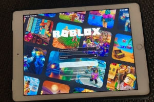 Roblox, Tiktok og Snapchat skal få 16-års aldersgrense