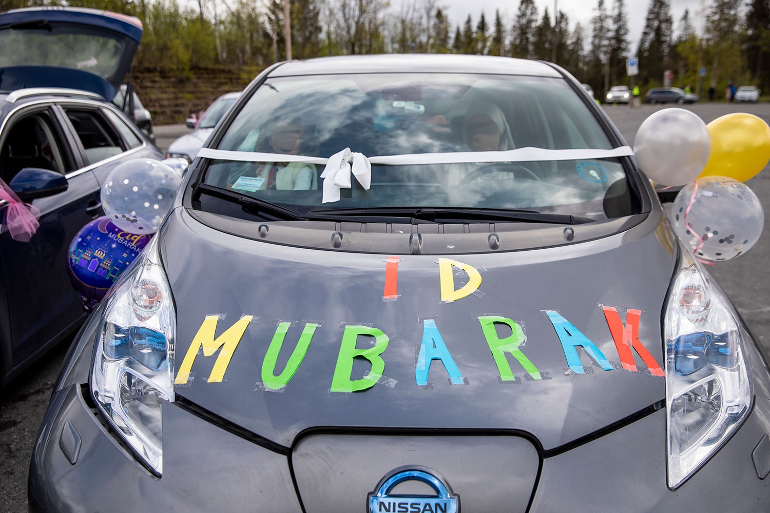 Drive in-feiring av id på Tryvann i Oslo søndag. «Id mubarak» betyr velsignet id.