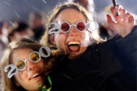 Det var totalfravær av mobiltelefoner med kamera da disse kvinnene i tyske Garmisch-Partenkirchen feiret nyttår 2000. Ordet selfie ble først brukt i 2002 og kåret til årets nyord i 2013 av Oxford Dictionaries.