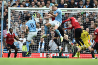 Erling Braut Haaland steg til værs og nikket inn sitt første derby-mål mot Manchester United. 