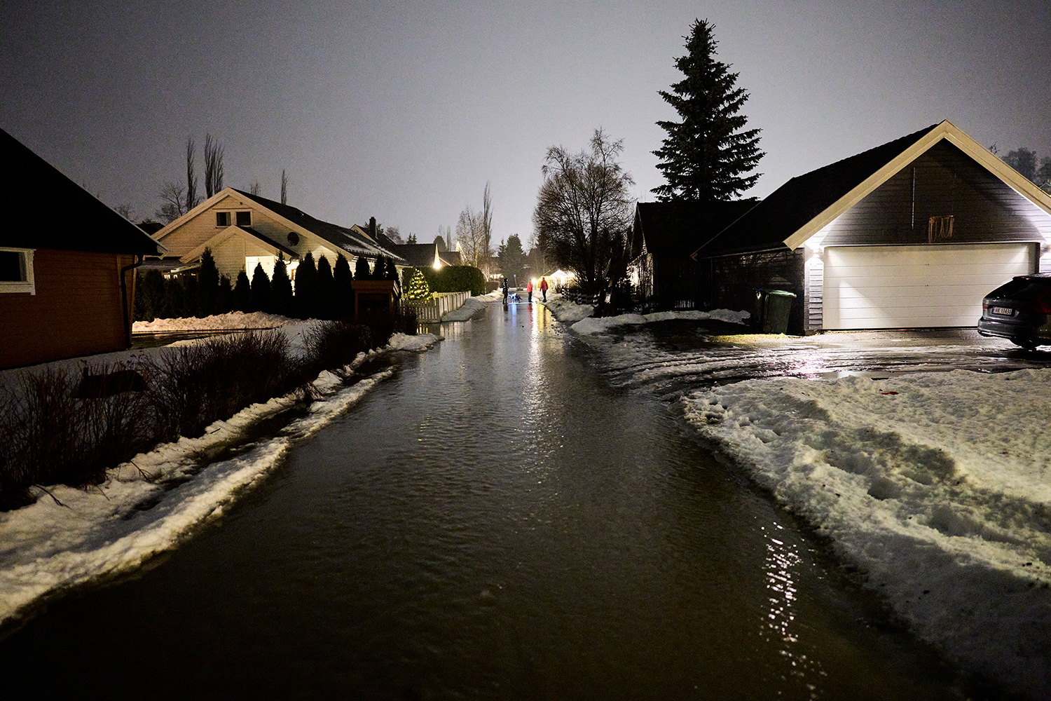 Torsdag morgen er gatene fulle av vann etter at Kvamsbekken på Fannrem i Orkland kommune har flommet over. 