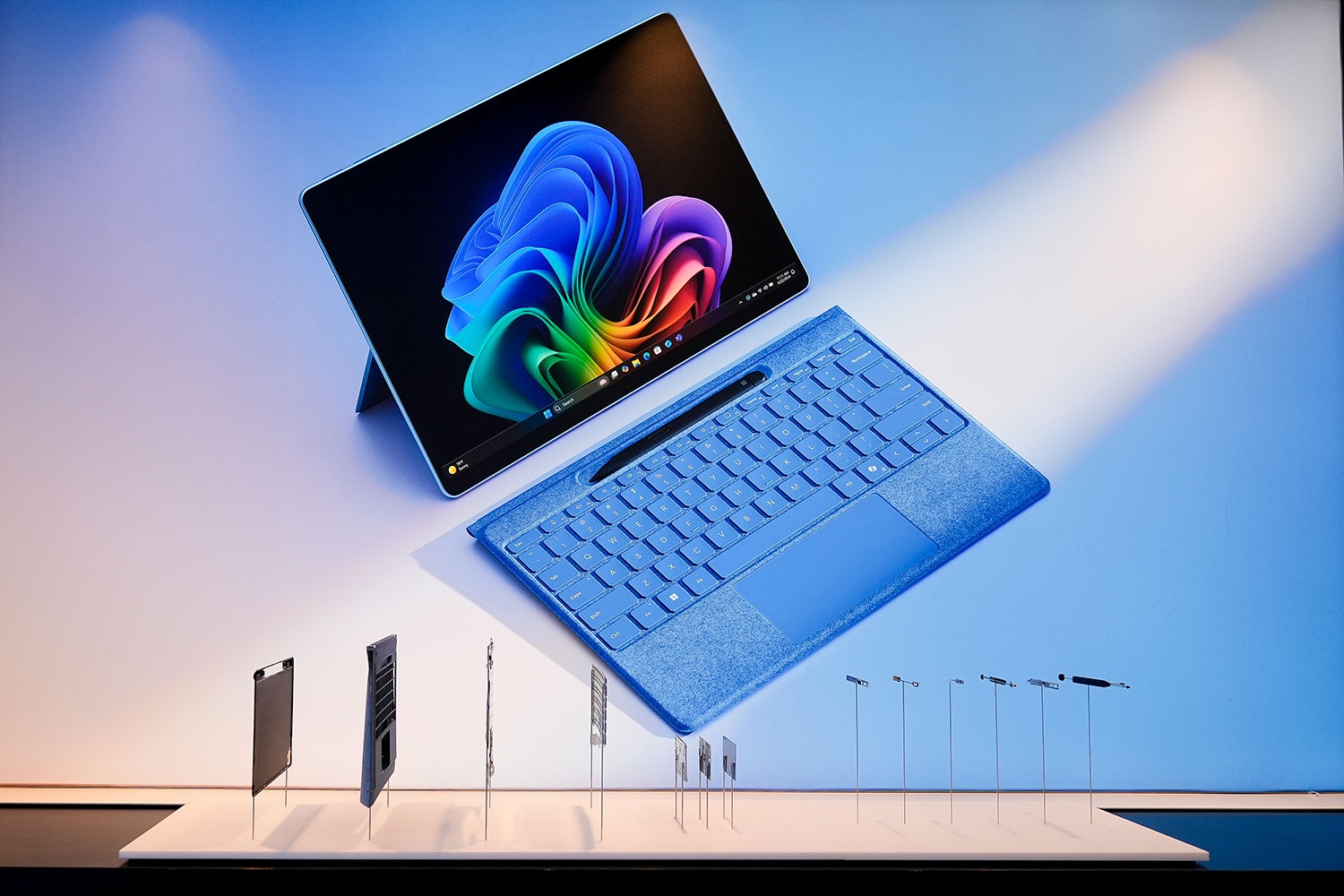 En av Microsofts Surface Pro PC-er på utstilling under lanseringen av Copilot-systemet i mai. Selskapet utsetter lanseringen av AI-funksjonen Recall.