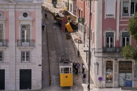 Etterforskere jobber på stedet etter trikkeulykken i Lisboa. En tysk mann som var antatt død i ulykken, er likevel i live og ligger hardt skadet på sykehus.