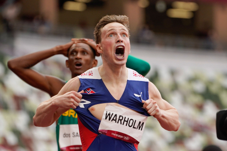 Karsten Warholm river i stykker trøya i glede over OL-gull og verdensrekord på 400 meter hekk. 