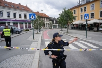 Knivstikkingen skjedde på åpen gate i Hønefoss i fjor. Den tiltalte mannen nekter nå straffskyld for drapet.