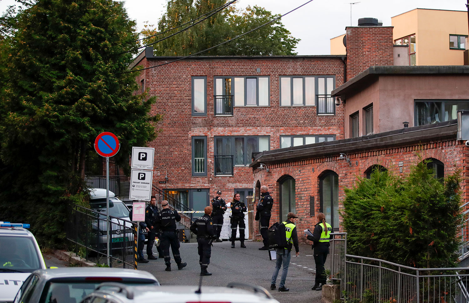 Politiet gjør undersøkelser på åstedet mellom Kjølberggata og Brinken i Oslo, der en person ble skutt og skadet i et bein tidlig søndag morgen. 