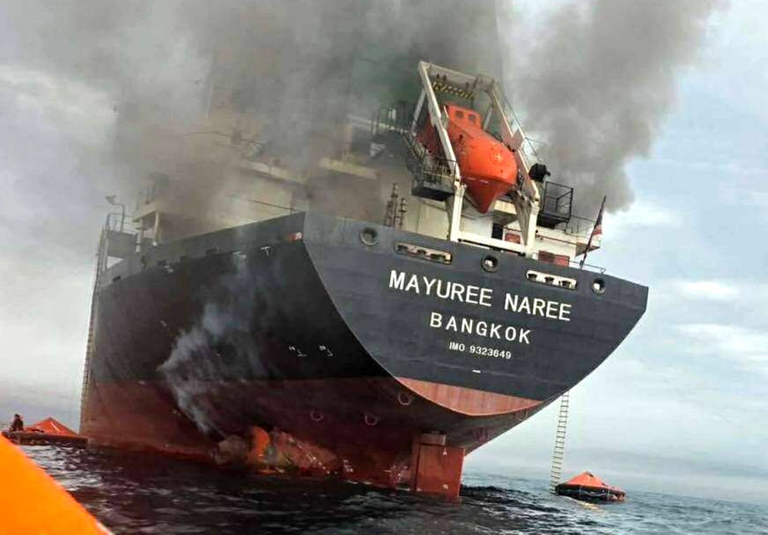 Dette bildet, publisert av Thailands marine, viser det thailandske lasteskipet Mayuree Naree, som ble truffet og satt i brann i Hormuzstredet onsdag 11. mars 2026.