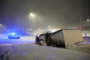 Snøen har begynt å lave ned – flere problemer for fly, tog og bil