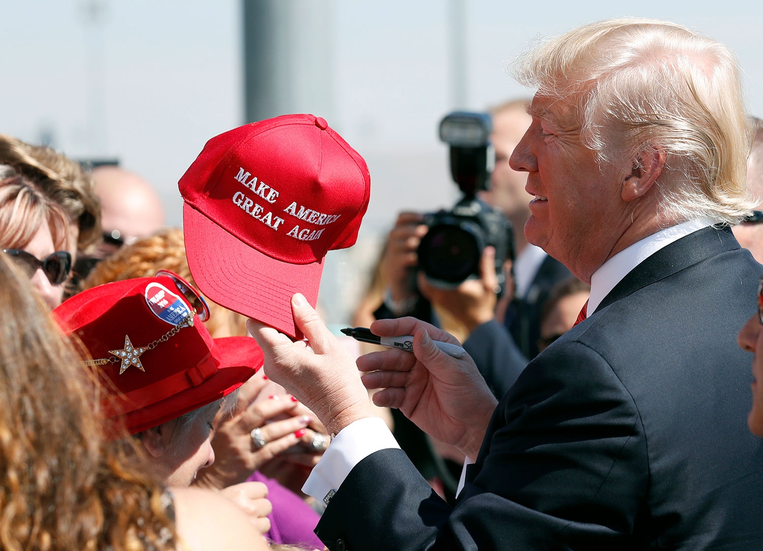 Pågangen etter Trump-capser er stor etter at republikanernes presidentkandidat vant valget I USA. Det tjener flere kinesiske forhandlere stort på. 