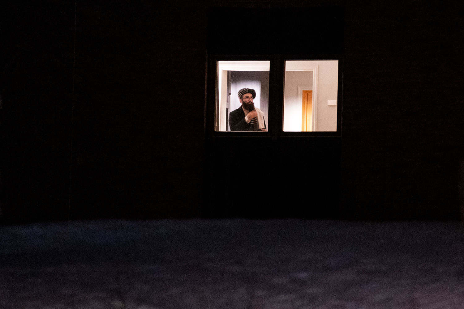 Anas Haqqani (bildet) er en av representantene fra Taliban som ankom Norge lørdag. Nå vekker det reaksjoner at han har forbindelser til nettverket som sto bak angrepet på Serena Hotel i Kabul i 2008. Der ble den norske journalisten Carsten Thomassen drept. 